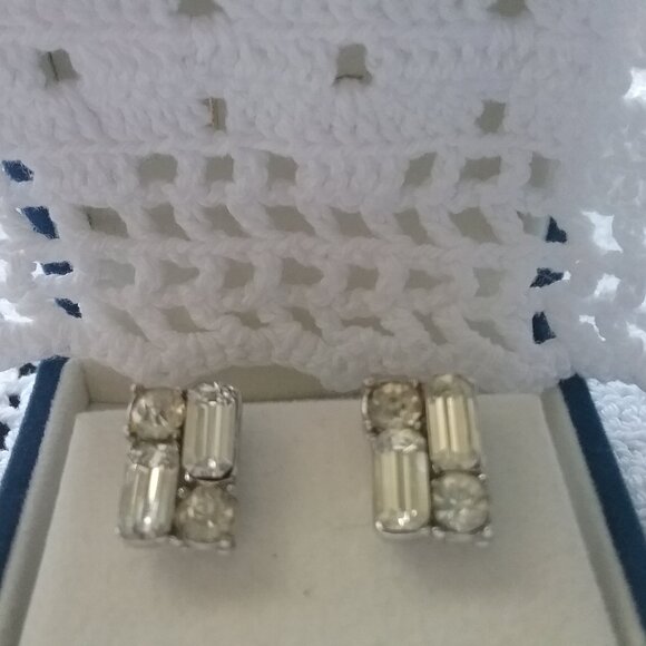 Vintage Clear Rhinestone Earrings with Silver Metal Screwback Fastening - Picture 3 of 4